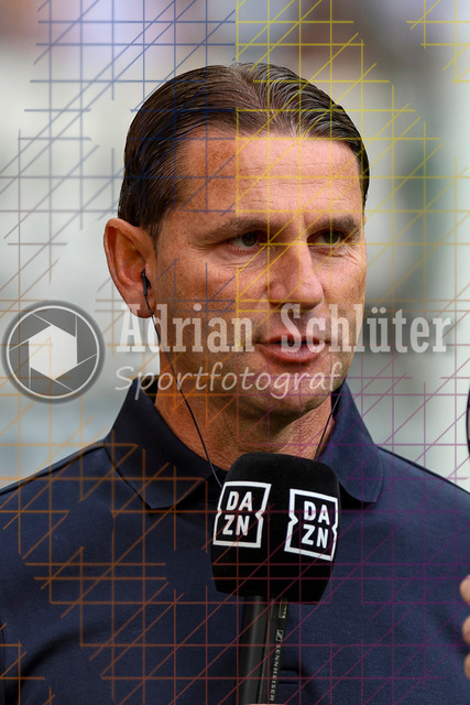 Borussia Mönchengladbach vs SV Werder Bremen - Bundesliga  | Mönchengladbach, Deutschland, 14.09.25:   Gerardo Seoane (Borussia Mönchengladbach) im Interview waehrend des Spiels der Bundesliga zwischen Borussia Mönchengladbach vs SV Werder Bremen im Stadion im Borussia Park(Foto von Brauer-Fotoagentur / Adrian Schlueter)