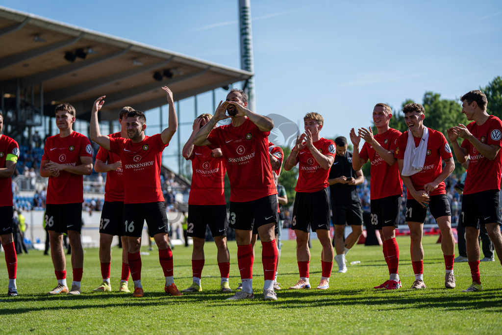 Stuttgarter Kickers vs. SG Sonnenhof Großaspach, Fussball, WFV-Pokal, Finale, 23.05.2026 | Team jubelt nach Abpfiff mit Fans, Zuschauern und Verantwortlichen,Stuttgarter Kickers vs. SG Sonnenhof Großaspach, Fussball, WFV-Pokal, Finale, 23.05.2026