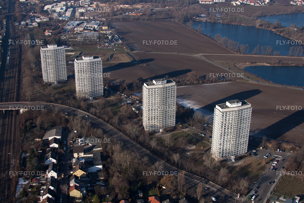 Oggersheim, Hochhäuser an der Froschlache | Luftbild: Oggersheim, Hochhäuser an der Froschlache im Ortsteil Friesenheim in Ludwigshafen im Bundesland Rheinland-Pfalz in Deutschland. Foto: IMG_54912.jpg vom 12.12.2012 durch Werner Riehm/FLY-FOTO.de - Realisiert mit Pictrs.com