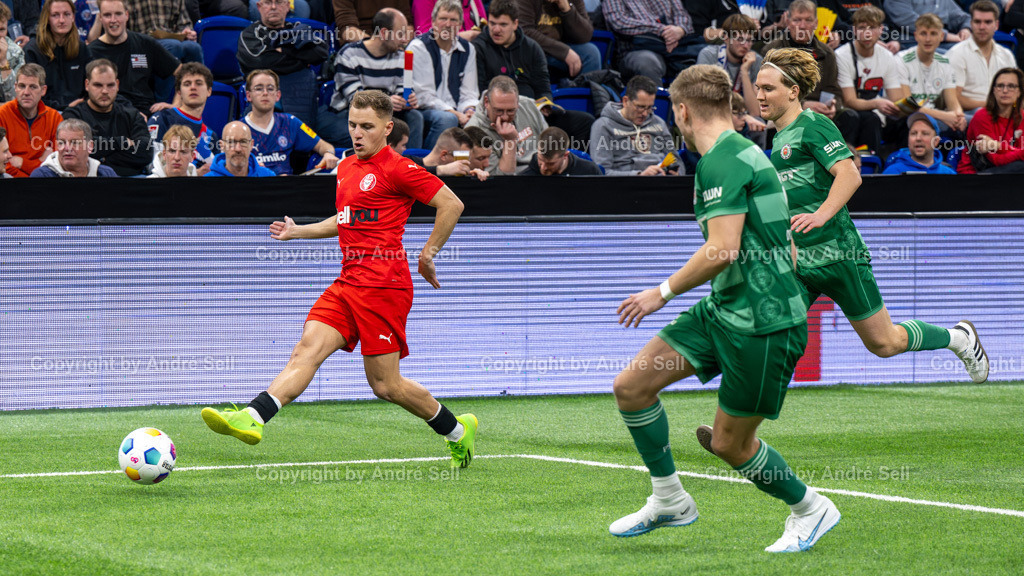 SHFV Lotto Masters 2024 | 20240113_7988, 13.01.2024, SHFV Lotto Masters 2024, Gruppe B, FC Kilia Kiel (rot) vs. PSV Neumünster (grün), Nils Drauschke (PSV #8) &amp; Mats Melahn (PSV #6) / Luca Aouci (Kilia #19) - Realisiert mit Pictrs.com