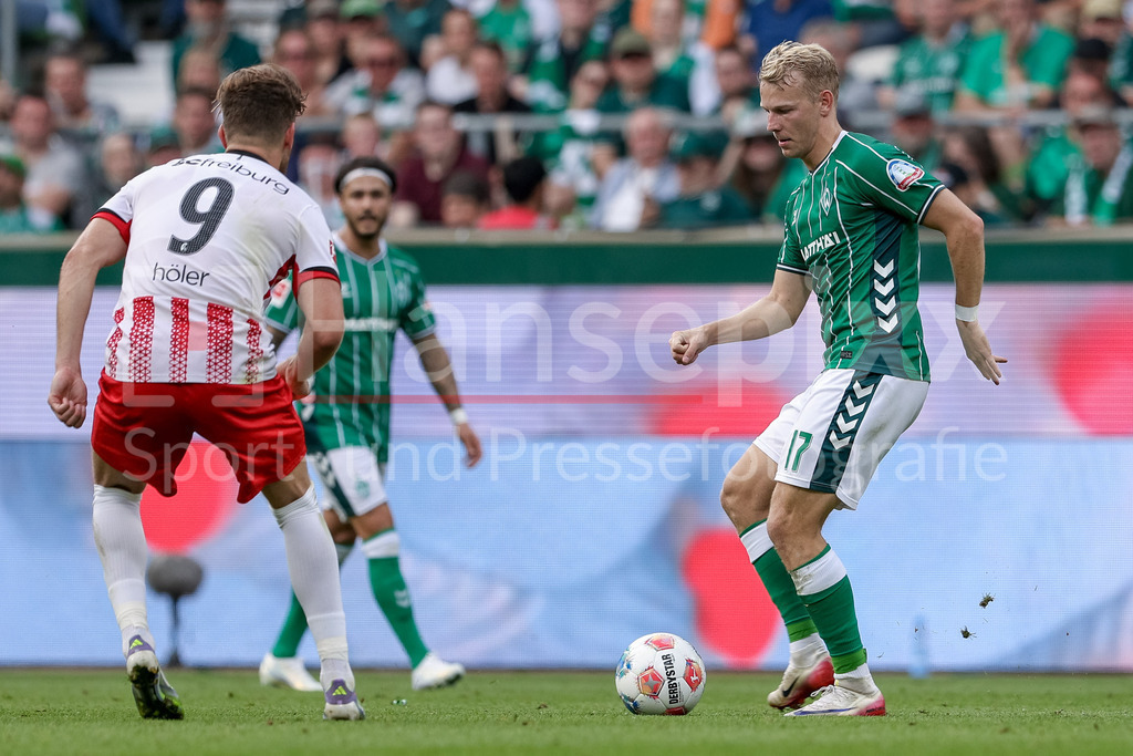 Fussball, Bundesliga, SV Werder Bremen - SC Freiburg | v.li.: Lucas Höler (SC Freiburg, 9) und Marco Grüll (SV Werder Bremen, 17) im Zweikampf, Duell, Dynamik, Aktion, Action, Spielszene, DIE DFL-RICHTLINIEN UNTERSAGEN JEGLICHE NUTZUNG VON FOTOS ALS SEQUENZBILDER UND/ODER VIDEOÄHNLICHE FOTOSTRECKEN. DFL REGULATIONS PROHIBIT ANY USE OF PHOTOGRAPHS AS IMAGE SEQUENCES AND/OR QUASI-VIDEO.