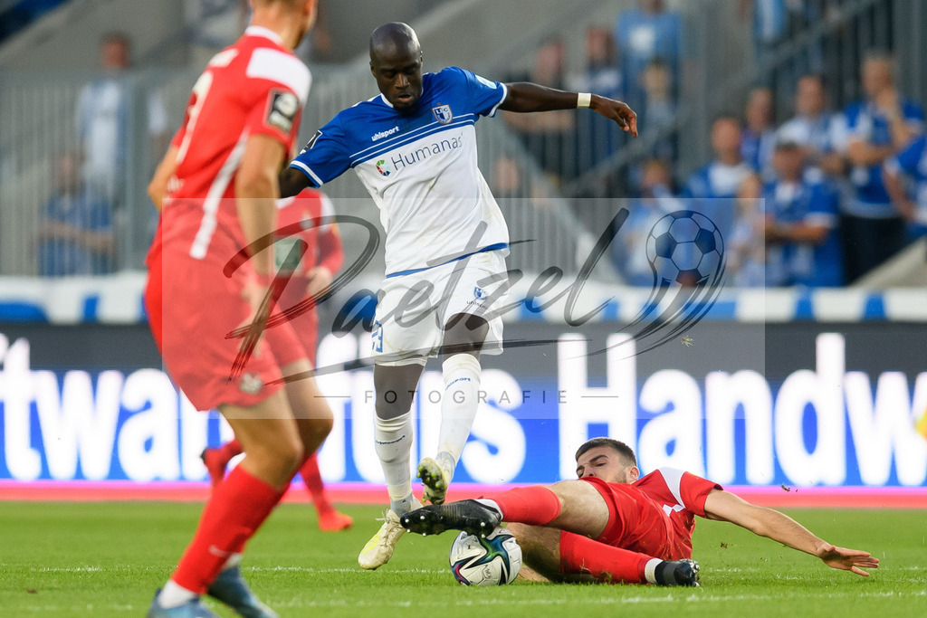 FCMFCK20210904_062 | Fussball, Herren: Amara Conde (1. FC Magdeburg) und Julian Niehues (1. FC Kaiserslautern) im Zweikampf beim Spiel der 3. Liga zwischen 1. FC Magdeburg und 1. FC Kaiserslautern in der MDCC-Arena am 04.09.2021 in Magdeburg, Deutschland.DFB / DFL REGULATIONS PROHIBIT ANY USE OF PHOTOGRAPHS AS IMAGE SEQUENCES AND/OR QUASI-VIDEO. - Realisiert mit Pictrs.com