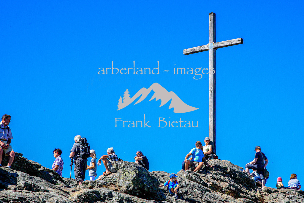 _93T0522 | Wanderer am Gipfelkreuz auf dem Großen Arber