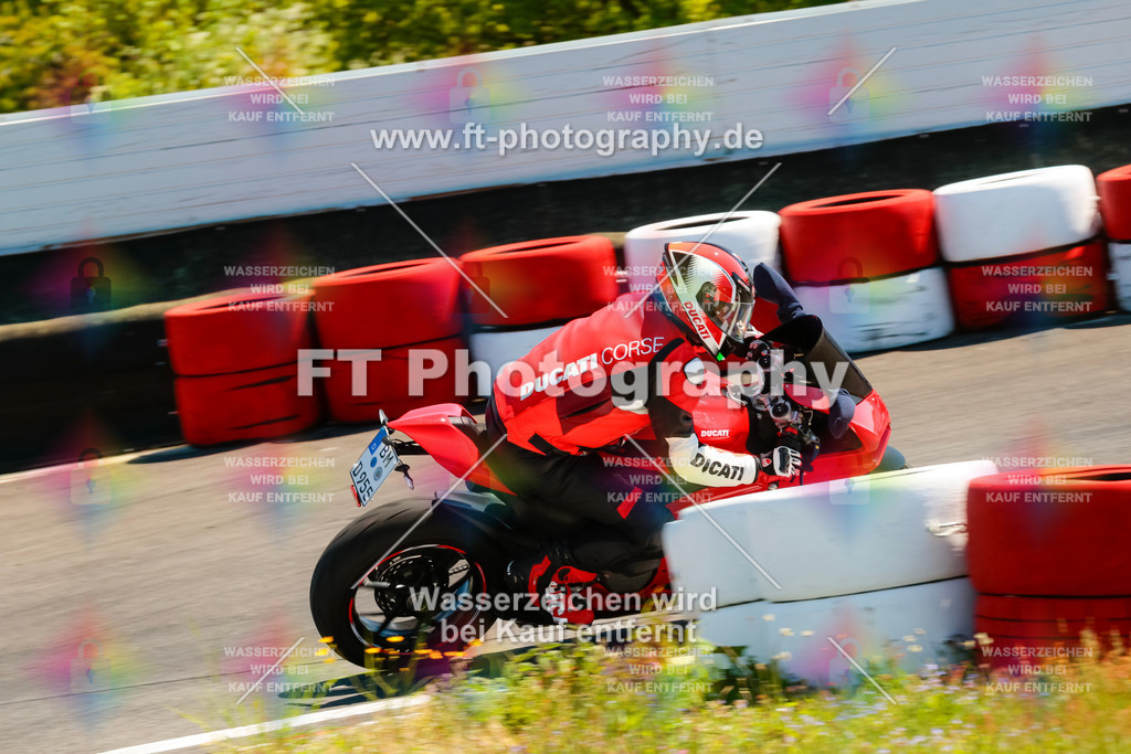 Moto-TeamOBK-21893 | Hier findet Ihr Bilder von Touristenfahrten auf der Nürburgring Nordschleife oder von anderen Veranstaltungen die ich besucht habe. Viel Spass beim Durch Schauen 