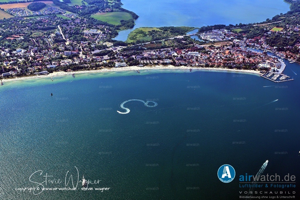 Luftbild Eckernförde - Im 15. und 16. Jahrhundert entwickelte sich Eckernförde zu einer Hafenstadt | Im 15. und 16. Jahrhundert entwickelte sich Eckernförde zu einer Hafenstadt mit privilegiertem Zwischenhandel, wobei der Seehandel und der Schiffbau zunahmen. Die Familie Otte spielte eine herausragende Rolle im 18. Jahrhundert, als sie Handels-, Schifffahrts- und Fabrikationsunternehmen gründete, darunter Fayencen- und Textilfabriken, deren Produkte international begehrt waren.