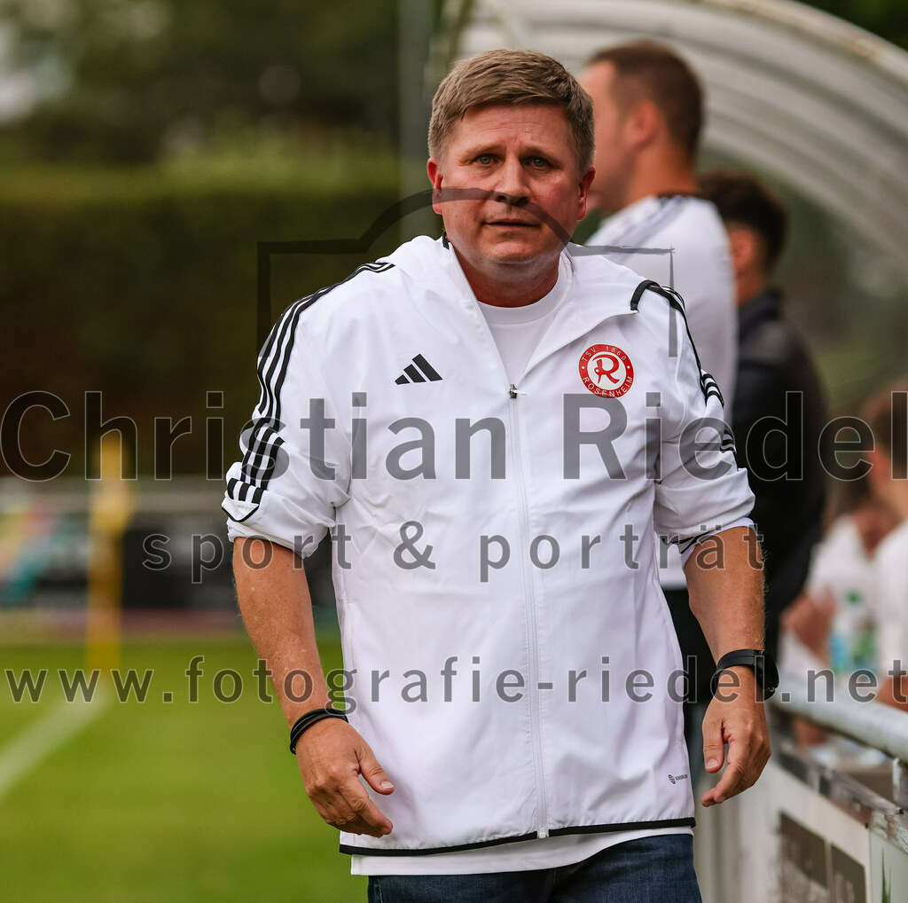 2023-07-28_091_FC_Schwaig_gegen_TSV_1860_Rosenheim | Oberding, Deutschland, 28.07.2023:
Fußball, Landesliga Südost 2023 / 2024, 3. Spieltag, FC Schwaig gegen TSV 1860 Rosenheim, Endergebnis: 1:1

Trainer Wolfgang Schellenberg (TSV 1860 Rosenheim)

Foto: Christian Riedel / fotografie-riedel.net