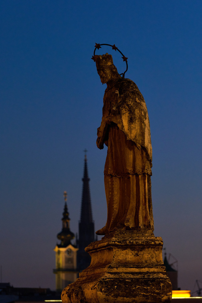 Heiliger Nepomuk an der Nibelungenbrücke | Linz, Austria - November 06, 2025: Heiliger Nepomuk an der Nibelungenbrücke im Abendlicht. - Realisiert mit Pictrs.com