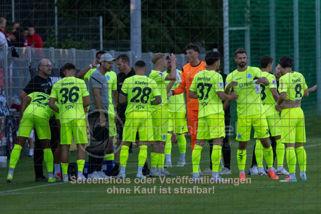 20250729_192455_0035 | #,1.Göppinger SV (rot) vs. SV Stuttgarter Kickers (gelb), Fussball, DB-Regio-WFW-Pokal - wfv, 2.Runde, Saison 2025/2026, Rasensportplatz Stadion SV Göppingen, Hohenstaufenstr. 116, 73033 Göppingen, 29.07.2025 - 19:00 Uhr,Foto: PhotoPeet-Sportfotografie/Peter Harich