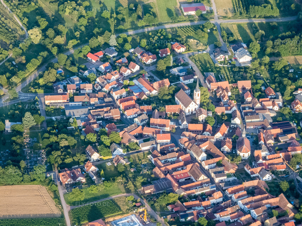 Luftbild: Hauptstraße von Westen und Laurentiusgarten in Göcklingen im Bundesland Rheinland-Pfalz in Deutschland. Foto: P7130229.jpg vom 13.07.2017 durch Werner Riehm/FLY-FOTO.de
