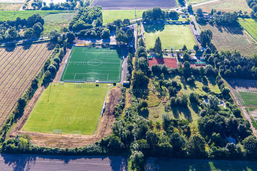 Luftbild: Fußballplätze des TB Jahn Zeiskam 1896 e.v. und Tennisplatz des TC '86 Zeiskam e.V. in Zeiskam im Bundesland Rheinland-Pfalz in Deutschland.Foto: IMG_142467.jpg vom 09.07.2024 durch Werner Riehm/FLY-FOTO.deTB Jahn Zeiskamwww.tennisclub-zeiskam.de