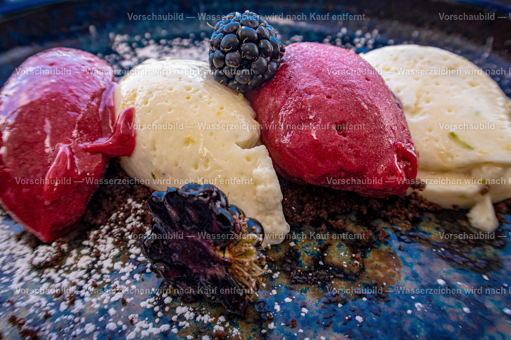 jeweils zwei Noken Brombeeren und Vanille Sorbet | jeweils zwei Noken Brombeeren und Vanille Sorbet. Dekoriert mit frischen Brombeeren - Realisiert mit Pictrs.com