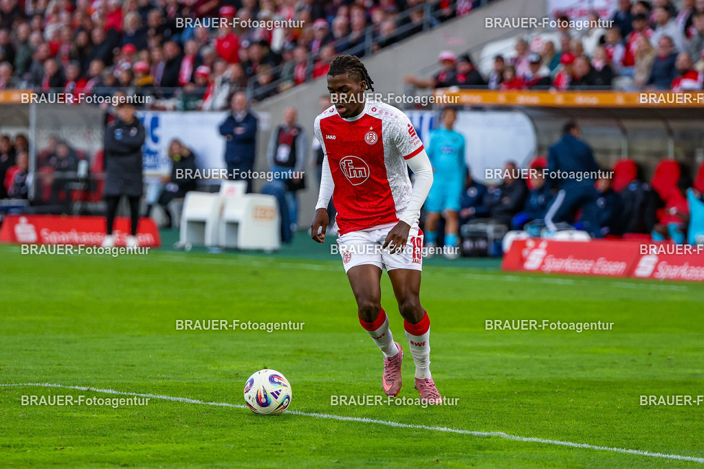 Rot-Weiss Essen - Viktoria Köln - 3.Liga | Essen, Deutschland, 18.10.2025Franci Bouebari  (Rot-Weiss Essen) Einzelaktion während des 3.Liga Spiels zwischen Rot-Weiss Essen- Viktoria Köln im Stadion an der Hafenstraße am 01.08.2025 in Essen. (Foto von Timo Bluhmki-Schmidt/ Brauer Fotoagentur