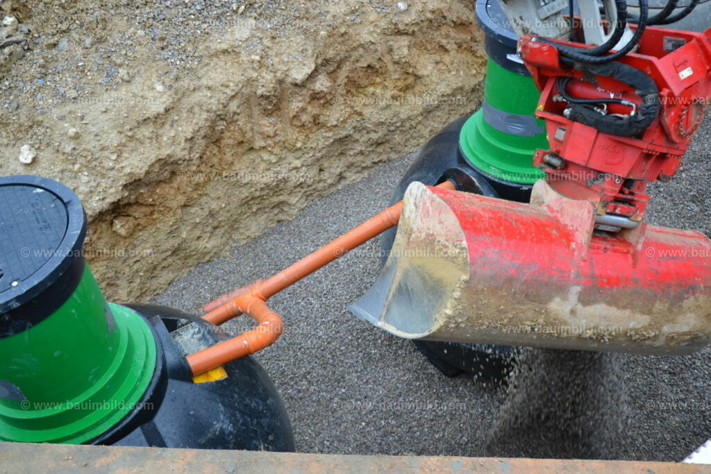 bib-lg03-abwasserkanal-0091 | Nach LV-Leistungsgruppen sortierte Detailfotos über den Bau eines Hauses. Alle Hausbau-Bilder direkt vom Urheber und Autor der Website Haus-Selber-Bauen.com