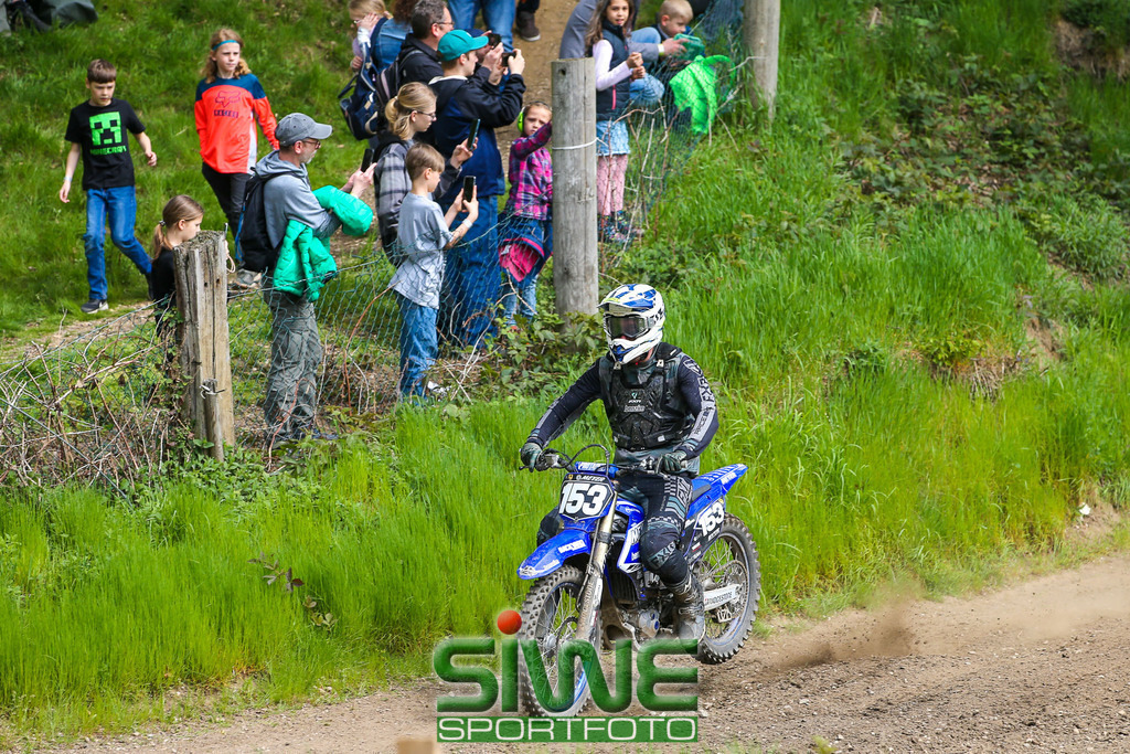 Motocross 1. Mai | Top-Sport beim 70. Motocross am Eyller Berg - Sidecar-Weltmeister am Start

Das 70. Motocross auf dem Eyller-Berg-Kurs bot den Motorsportfans zum Jubiläum ein hochkarätiges Sportprogramm. Der Motorclub Kamp-Lintfort hatte mit 3 Klassen ein volles Programm für den 1. Mai auf dem Plan. Die Rennen zur Europa offenen Deutschen Meisterschaft gab es gleich im im Doppelpack.
Als sportliches Highlight werden bei den Sidecars, wie die Seitenwagen international heißen, die besten deutschen Gespanne gegen internationale Topteams antreten.
In der Solodisziplin stehen die "Big Boys" der Open-DM am Start. - Realisiert mit Pictrs.com