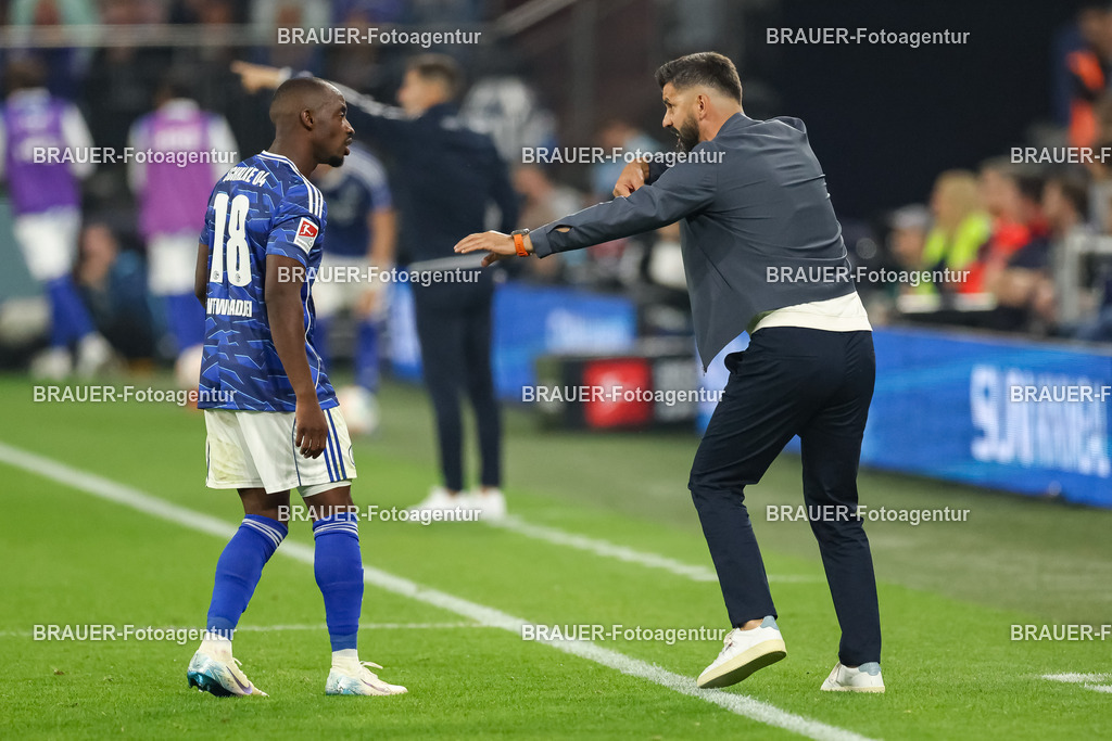 1_S04BER_20250801_2508.JPG -  - FC Schalke 04 - Hertha BSC Berlin - 2. Bundesliga | Gelsenkirchen, Deutschland, 01.08.25: Trainer Miron Muslic (FC Schalke 04) gestikuliert, Gestik waehrend des Spiels der 2. Bundesliga zwischen FC Schalke 04 - Hertha BSC Berlin in der Veltins-Arena am 01. August 2025 in Gelsenkirchen, Deutschland. (Foto von Stefan Brauer/Brauer-Fotoagentur)DFB/DFL REGULATIONS PROHIBIT ANY USE OF PHOTOGRAPHS AS IMAGE SEQUENCES AND/OR QUASI-VIDEO.