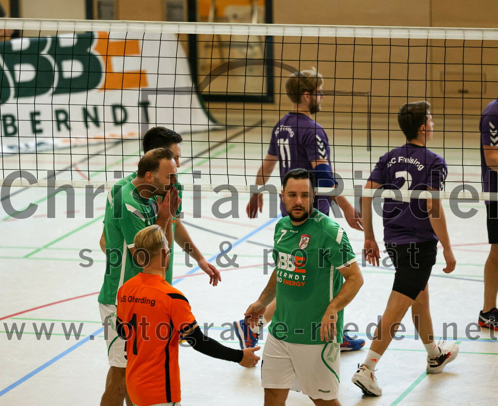 2022-11-12_042_TuS_Oberding_gegen_SC_Freising_II | Oberding, Deutschland, 12.11.2022:
Volleyball, Bezirksliga Ost 2022 / 2023, 7. Spieltag, TuS Oberding gegen MTV Pfaffenhofen II, Endergebnis: 3:2

Andre Paul (TuS Oberding, #5), Bernd Walter (TuS Oberding, #1), Christian Sieracki (TuS Oberding, #7)

Foto: Christian Riedel / fotografie-riedel.net