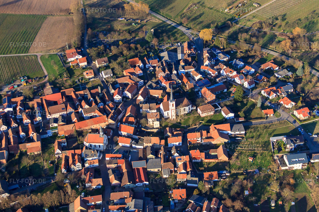 Luftbild: Kath. Kirche St. Laurentius und Laurentiusgarten in der Pfaffengasse in Göcklingen im Bundesland Rheinland-Pfalz in Deutschland. Foto: IMG_62416.jpg vom 24.02.2014 durch Werner Riehm/FLY-FOTO.de