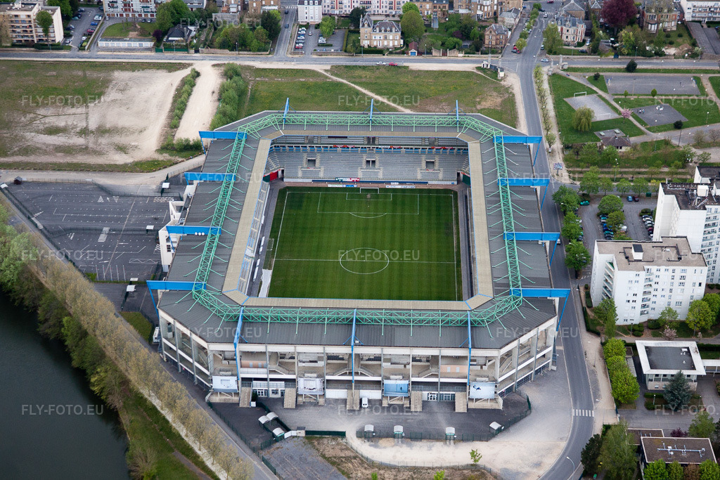 Vue aérienne: Terrains de l'enceinte du Stade Louis Dugauguez, Boulevard de Lattre de Tassigny à Sedan dans le département Ardennes, France. Photo: IMG_39846.jpg prise le 16/04/2011 par Werner Riehm/FLY-FOTO.eu – Résolution de l'original: 4499 x 2999 px