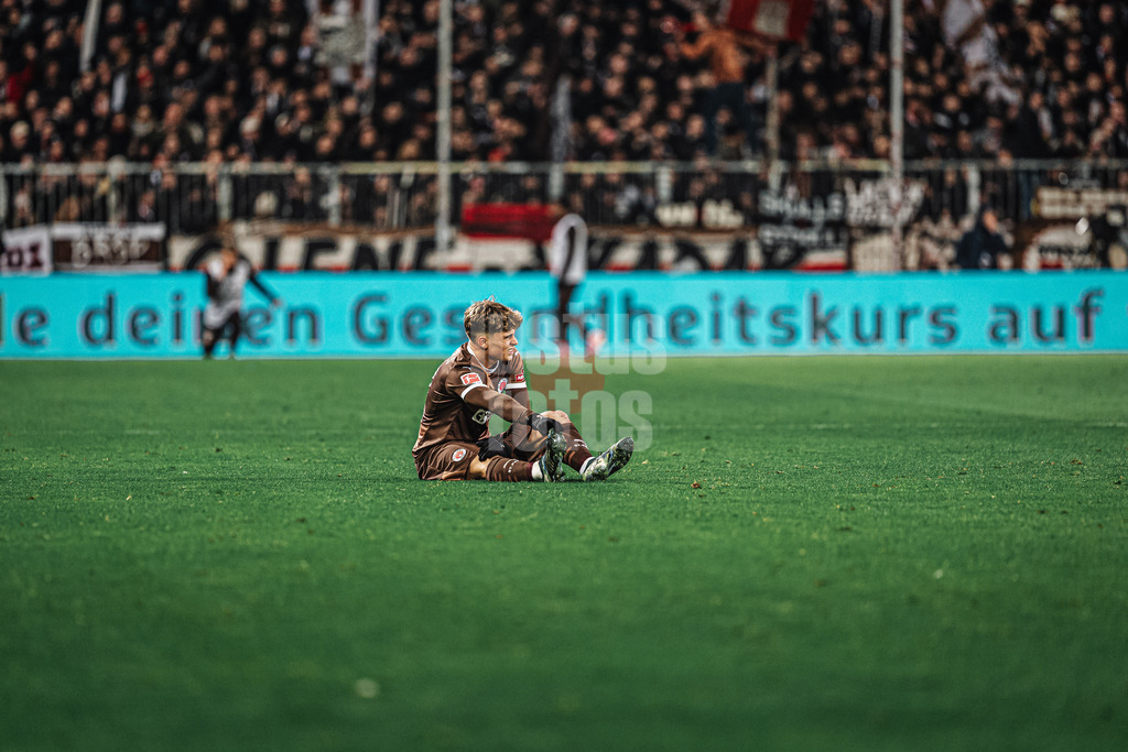 Fußball | Männer | Saison 2024/2025  | Fußball-Bundesliga | 26. Spieltag | FC St. Pauli vs. TSG Hoffenheim | 14.03.2025 | Noah Weißhaupt (#13, FC St. Pauli) möglicherweise verletzt am Boden