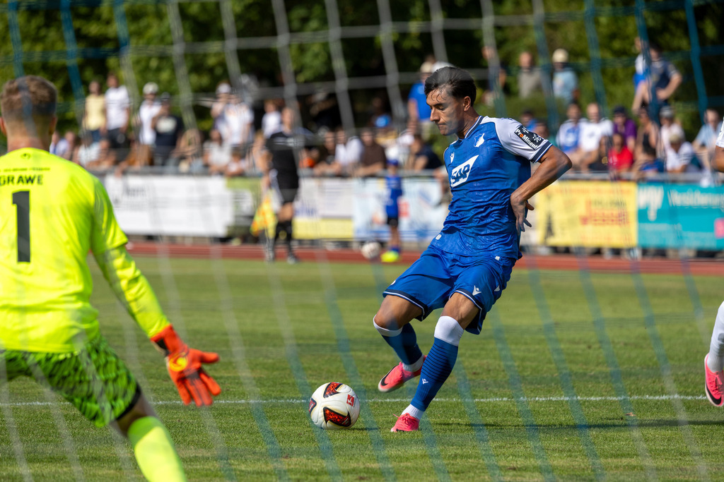 SGV Heilbronn-Freiberg gegen TSG Hoffenheim (Testspiel in Bad Friedrichshall) | SGV Heilbronn-Freiberg gegen TSG Hoffenheim (Testspiel in Bad Friedrichshall)***Deniz Zeitler (38, Hoffenheim) erzielt das Tor zum 3:0 - Realisiert mit Pictrs.com