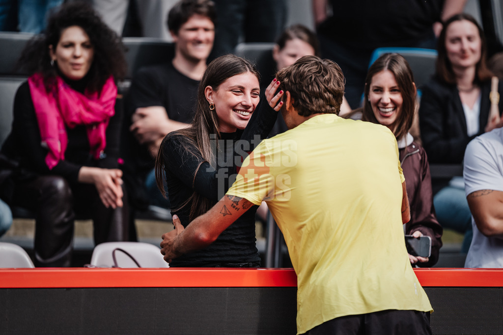 Tennis | Männer | bitpanda Hamburg Open Finale | ATP 500 | Andrei Andrejewitsch Rubljow (RUS) vs. Flavio Cobolli (ITA) | 24.05.2025 | v.l. Matilde Galli (Freundin) und Flavio Cobolli nach dem Turniersieg