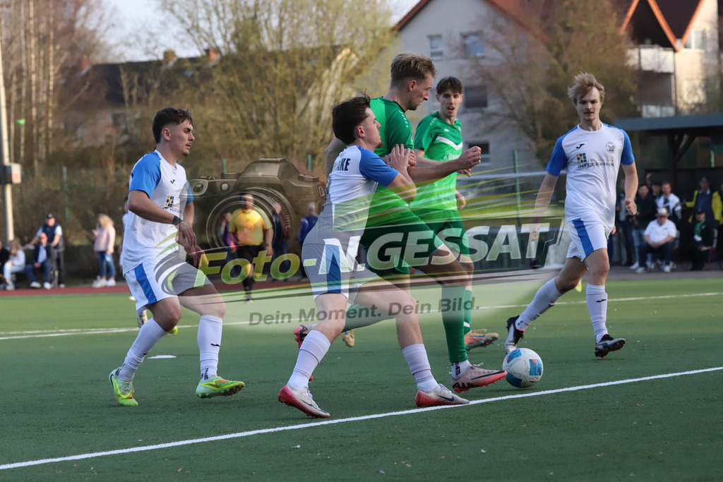 SC Bünde - TuS Brake | Auf dem Bild zu sehen: grün SC Bünde: Jordan Dusinovic ; weiß TuS Brake: Fynn DiembeckSC Bünde, TuS Brake, Saison 25/26, Bezirksliga, Deutschland - Realisiert mit Pictrs.com