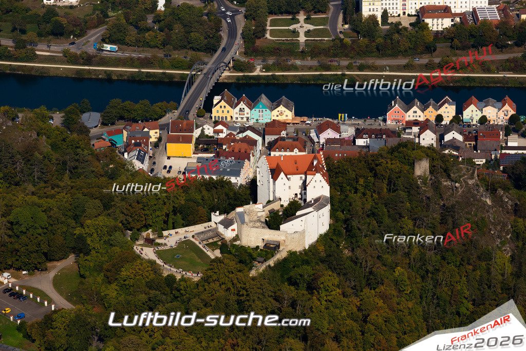 Aktuelles Luftbild von schloss-rosenburg Riedenburg - Die Luftaufnahme wurde 2020 mittels UL-Flugzeug erstellt ( keine Drohne ) - hochauflösende Kamera-Systeme von  Canon -Beste Qualität - Für grossformatige Ausdrucke geeignet. Die Geschenkidee !