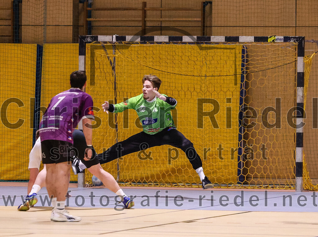 2025-02-15_054_SpVgg_Altenerding_gegen_SVW_Burghausen | Erding, Deutschland, 15.02.2025:Handball, Bezirksoberliga Männer 2024 / 2025, 16. Spieltag, SpVgg Altenerding gegen SVW Burghausen, Endergebnis: 32:31Christian Schreyer (SVW Burghausen, #47), Simon Rüdiger (SpVgg Altenerding, #7), Torwart Ferdinand Mayer (SpVgg Altenerding, #97)Foto: Christian Riedel / fotografie-riedel.net