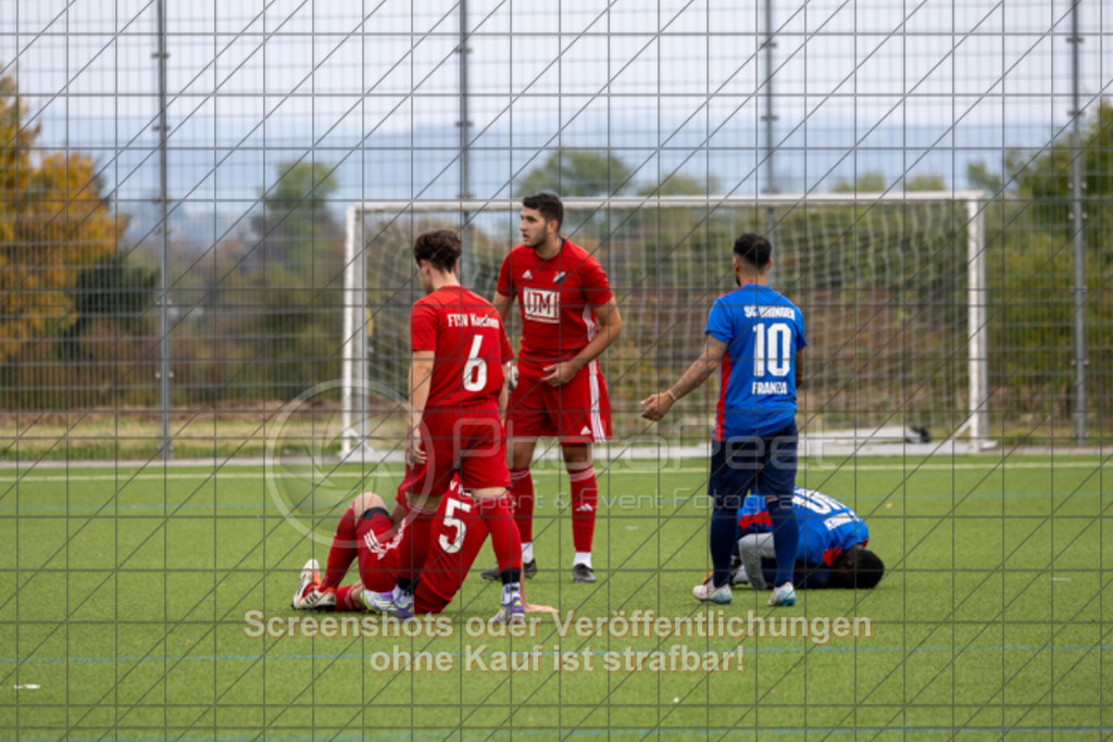 20251012_152349_0001 | #,SC Uhingen (blau) vs. FTSV Kuchen (rot), Fussball, Kreisliga A3 - Bezirk Neckar/Fils, 08. Spieltag, Saison 2025/2026, Kunstrasenplatz, Haldenberg Stadion, Panoramastraße,73066 Uhingen, 12.10.2025 - 15:00 Uhr,Foto: PhotoPeet-Sportfotografie/Peter Harich