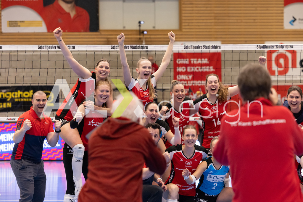 Volleyball I Frauen I Saison 2025-2026 I Volleyball NLA | Women I 1/2 Finals I  VC Kanti Schaffhausen - Sm'Aesch Pfeffingen I 22.03.2026 | Jubel zum Sieg von VC Kanti Schaffhausen - Realisiert mit Pictrs.com