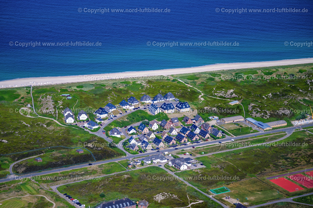 Sylt_Hörnum_Kressenjacobs_Tal_ELS_9318210625 | HöRNUM (SYLT) 21.06.2025 Ferienhaus Anlage " Kessen-Jacobs-Tal " am Friesenplatz in Hörnum (Sylt) Insel Sylt im Bundesland Schleswig-Holstein, Deutschland. // Holiday house plant of the park " Kessen-Jacobs-Tal " on place Friesenplatz in Hoernum (Sylt) island Sylt in the state Schleswig-Holstein, Germany. Foto: Martin Elsen