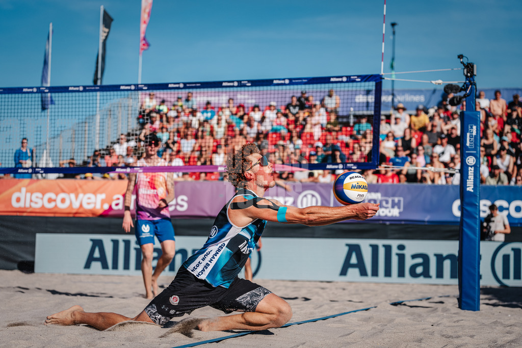 Beachvolleyball | Männer | Allianz German Beach Tour 2024 | Tourstop Kühlungsborn | 11.08.2024 | Max Just springt zum Ball
