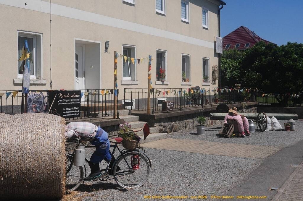 Geißmannsdorf-2026-Ortsbilder-328 | Geißmannsdorf bei Bischofswerda im Sommer 2026. Ein fotografischer Streifzug durch das Dorf Geißmannsdorf, mit Gebäuden, Straßen, Strohpuppen und geschmückten Vorgärten und Grundstücken anlässlich der 800-Jahr-Feier von Geißmannsdorf im Juni 2026 - Realisiert mit Pictrs.com