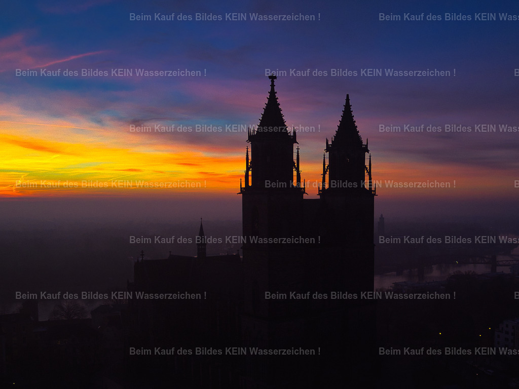Magdeburg_Dom-bunt_LR_Sonnenaufgang_0056 | Luftbild Magdeburg Domspitzen in der bunten Morgendämmerung - Realisiert mit Pictrs.com