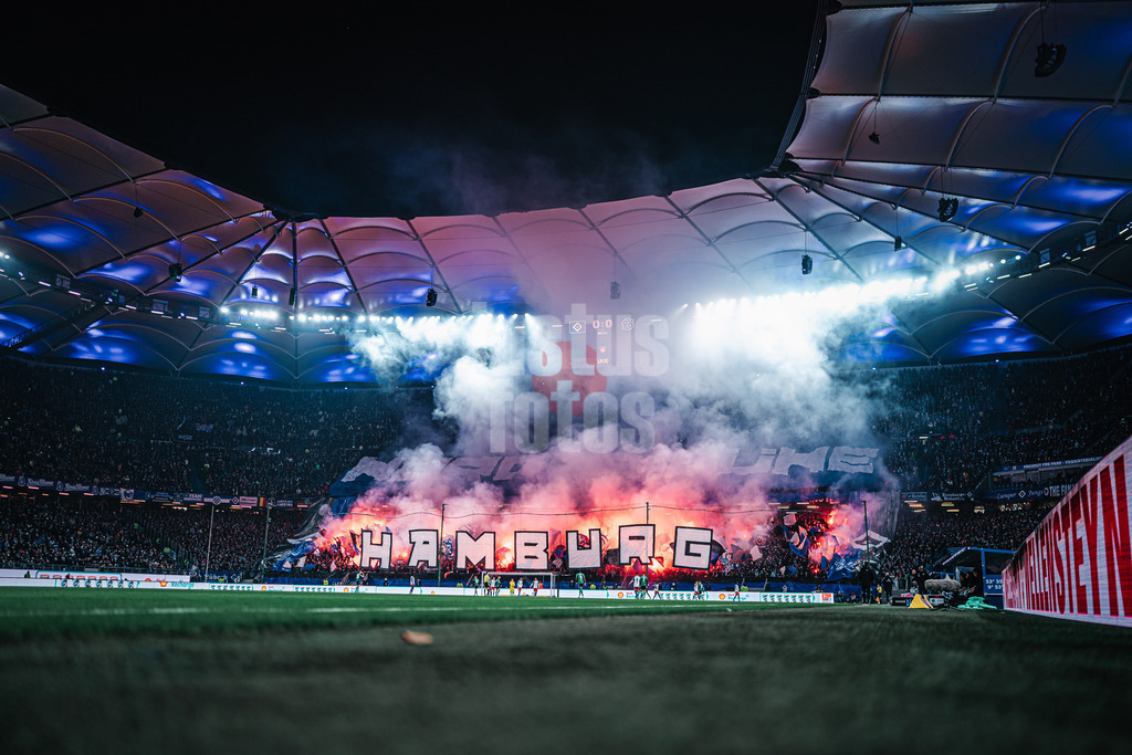 Fußball | Männer | Saison 2023/2024 | 2. Fußball-Bundesliga | 21. Spieltag | Hamburger SV vs. Hannover 96 | 09.02.2024 | Die Nordtribüne zündet Pyrotechnik, deutlich ist das Banner mit 'Hamburg' zu erkennen