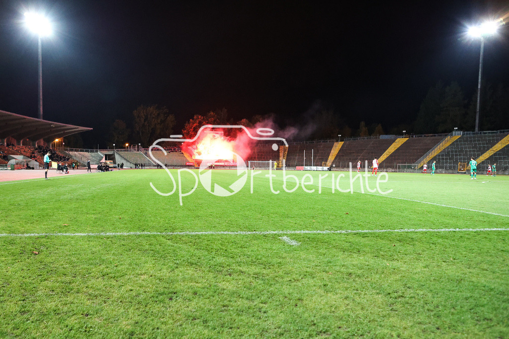 FC Augsburg II - FC Bayern Amateure | Die Fans aus Muenchen haben ein Intro vorbereitet / Choreo / Pyrotechnik / Pyro / Ultras /