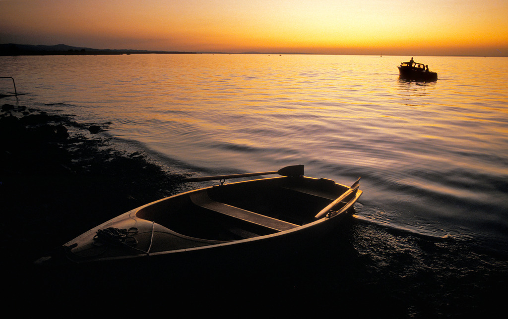 Boote am Ufer | Hard, Austria: Boote am Ufer im Abendrot. - Realisiert mit Pictrs.com