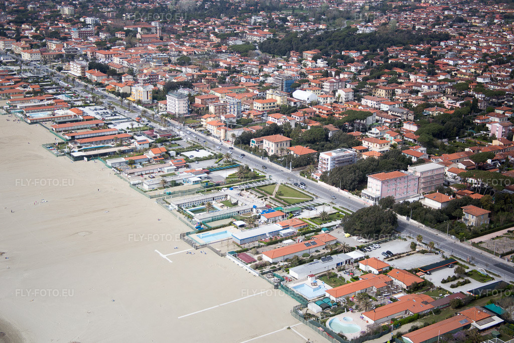 Vue aérienne: Paysage côtier sur la plage de sable de la mer Ligure à Forte dei Marmi dans le département Lucca, Italie – .Photo: IMG_086916.jpg prise le 03/04/2016 par Werner Riehm/FLY-FOTO.eu – Résolution de l'original: 5472 x 3648 px