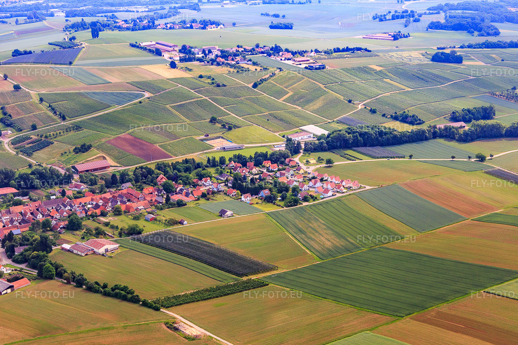 Vue aérienne: Vue de la ville depuis le sud-ouest à Steinseltz dans le département Bas Rhin, France – .Photo: IMG_100727.jpg prise le 05/06/2017 par Werner Riehm/FLY-FOTO.eu – Résolution de l'original: 5472 x 3648 px