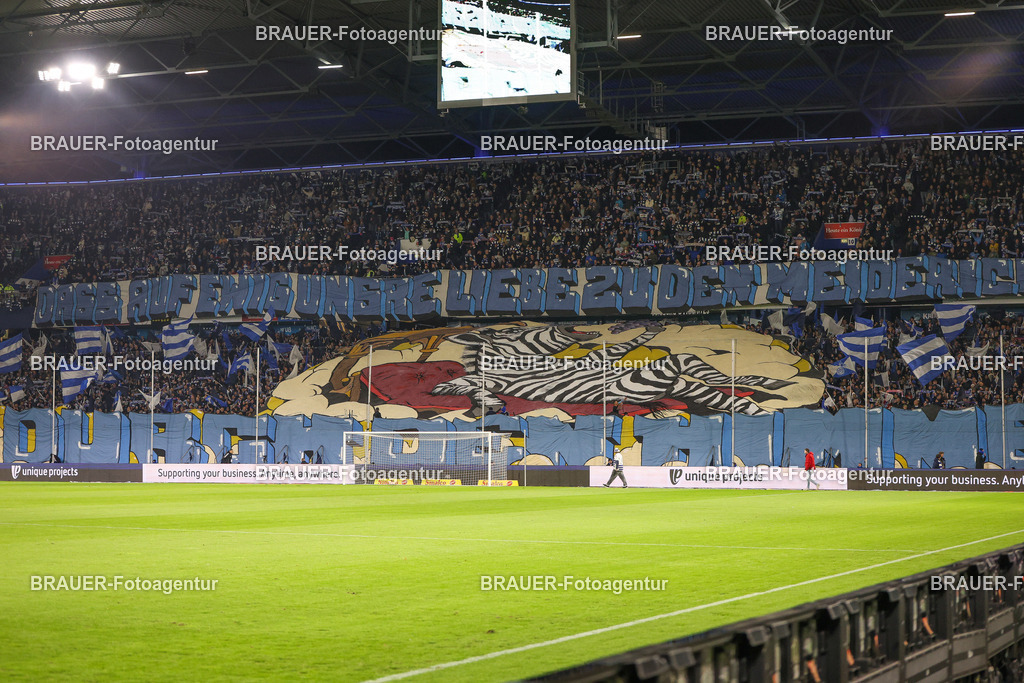 MSV Duisburg - Rot-Weiss Essen  | Duisburg, Deutschland, 26.10.2025 Fans von MSV Duisburg zeigen eine Choreo während des 3.Liga Spiels zwischen MSV Duisburg und Rot-Weiss Essen in der Schauinsland-Reisen-Arena am 26.10.2025 in Duisburg (Foto von Timo Bluhmki-Schmidt/ Brauer Fotoagentur