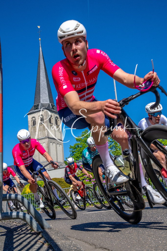 Spurt in den Mai 2026 - Großer Preis der Sparkasse Neuss | Annual one-day road cycling race "Großer Preis der Sparkasse Neuss" held in Büttgen, Germany, organized by VfR Büttgen 1912 e.V. The event features multiple races across all age categories from U11 youth to Elite men. - Realisiert mit Pictrs.com
