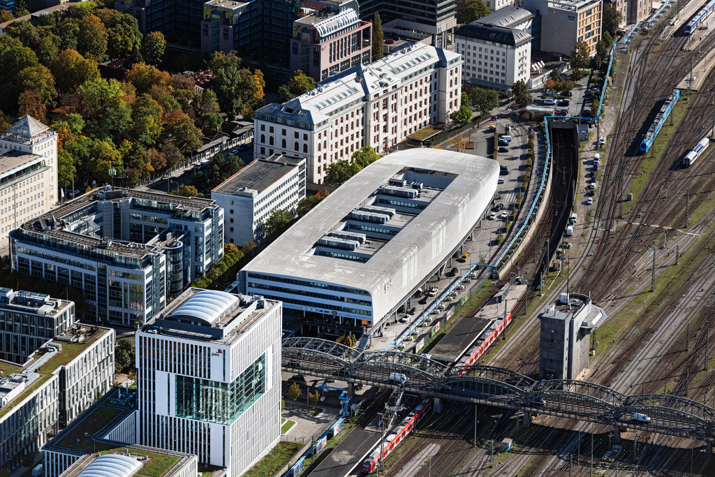 dr__0053978.jpg | MüNCHEN 07.10.2024 ZOB Omnibus- Bahnhofs- Terminal an Arnulfstraße der Verkehrsbetriebe im Ortsteil Ludwigsvorstadt in München im Bundesland Bayern, Deutschland. Weiterführende Informationen bei: ALPINE Bau CZ a.s.,  Auer Weber Assoziierte GmbH,  H-BAU Technik GmbH,  HOCHTIEF Aktiengesellschaft AG,  Wealthcap Kapitalverwaltungsgesellschaft mbH. // Central Bus Station to Arnulfstrasse the Public Transportation in the district Ludwigsvorstadt in Munich in the state Bavaria, Germany. Further information at: ALPINE Bau CZ a.s.,  Auer Weber Assoziierte GmbH,  H-BAU Technik GmbH,  HOCHTIEF Aktiengesellschaft AG,  Wealthcap Kapitalverwaltungsgesellschaft mbH. Foto: Daniel Reiter