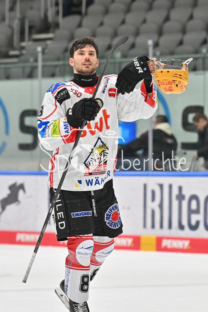 Augsburger Panther - Fischtown Bremerhaven | AUGSBURG, GERMANY - 25. JANUARY: die Spieler der Gäste bedanken bei den mitgereisten Fans nach dem 2-1 Auswärtssieg in Augsburg nach dem Match zwischen den Augsburger Panthern und den Fischtown Pinguins am 43. Spieltag der Penny DEL im Curt Frenzel Stadion  - Nino KINDER (Fischtown Pinguins 8)