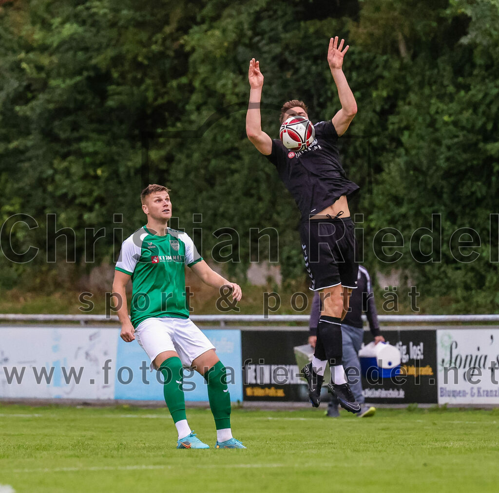 2023-08-09_021_FC_Schwaig_gegen_TuS_Geretsried | Deutschland, 09.08.2023:
Fußball, Landesliga Südost 2023 / 2024, 5. Spieltag, FC Schwaig gegen TuS Geretsried, Endergebnis: 4:1

Kenan Numanovic (TuS Geretsried, #3), Raffael Ascher (FC Schwaig, #9)

Foto: Christian Riedel / fotografie-riedel.net