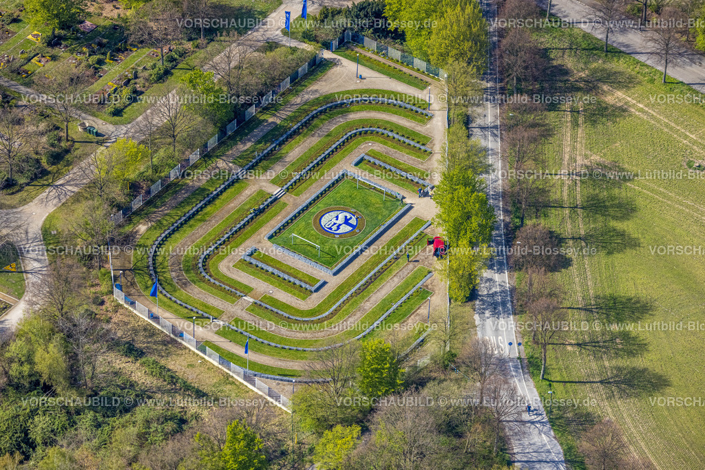 Gelsenkirchen220402765 | Luftbild, Schalke-Fan Feld auf dem Friedhof Gelsenkirchen Beckhausen-Sutum, Schalkefreidhof, Schalke-Friedhof, Beckhausen, Gelsenkirchen, Ruhrgebiet, Nordrhein-Westfalen, Deutschland