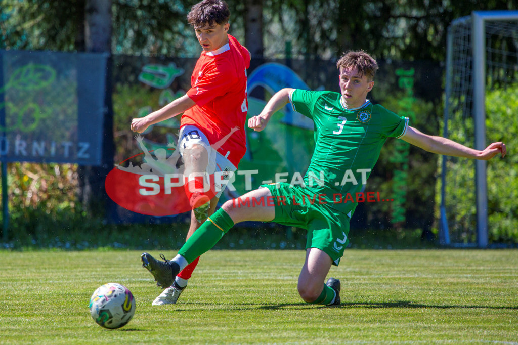 Fußball Halbfinale | Fabio Ebner (U15 Österreich #10) Ben Dumigan (U15 Irland #3) Fußball Halbfinale, Irland U15 - Österreich U15 am 29.04.2024 in Arnoldstein (Sportplatz), Austria, (Photo by Ernst Krawagner sport-fan.at) - Realisiert mit Pictrs.com