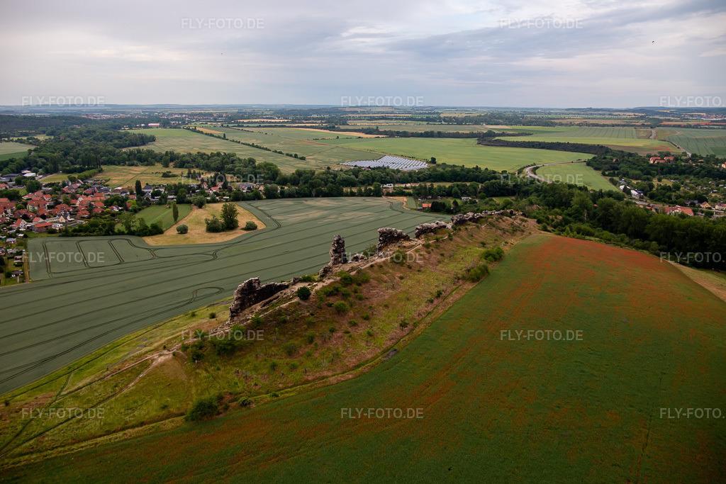Luftbild: Teufelsmauer Mittelsteine im Ortsteil Weddersleben in Thale im Bundesland Sachsen-Anhalt in Deutschland. Foto: IMG_136421.jpg vom 16.06.2023 durch Werner Riehm/FLY-FOTO.de