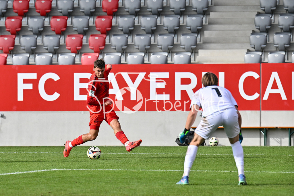 FC Bayern München U19 - SpVgg Unterhaching U19 | am Ball Louis RICHTER (FC Bayern München U19 #7)