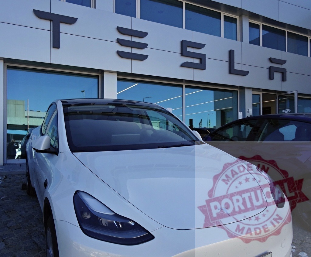 White Tesla electric car parked outside a Tesla store | White Tesla Model 3 parked outside a modern Tesla dealership building on a sunny day - Realisiert mit Pictrs.com