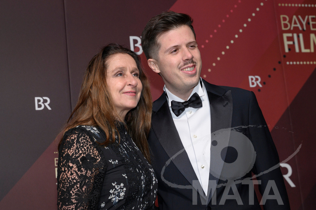 _DWI4888 | Barbara Philipp mit Gast bei der Verleihung des 47. Bayerischen Filmpreises 2026  im Prinzregententheater. München, Deutschland. Der Bayerische Filmpreis wird seit 1979 von der Bayerischen Staatsregierung verliehen, um die Bedeutung des Kinofilms als Kulturgut herauszustellen - Realisiert mit Pictrs.com